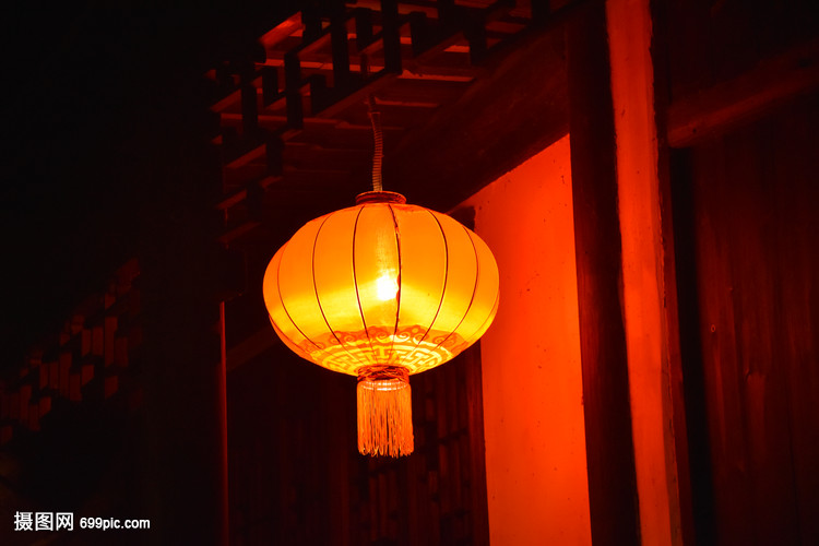 晚上古代建筑門口的燈籠